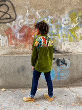 Load image into Gallery viewer, Fridas garden light green shirt
